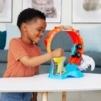 Hot Wheels ชุดรางมอนสเตอร์ทรัคส์ รุ่นหมุนเกลียวสู้ฉลาม