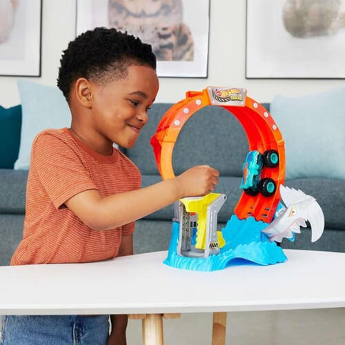 Hot Wheels ชุดรางมอนสเตอร์ทรัคส์ รุ่นหมุนเกลียวสู้ฉลาม