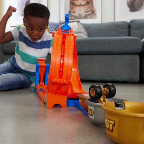 Hot Wheels Monster Trucks Loop-And-Flip Trophy Challenge