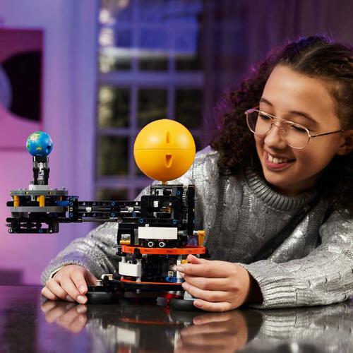 LEGO Technic Planet Earth and Moon in Orbit 42179